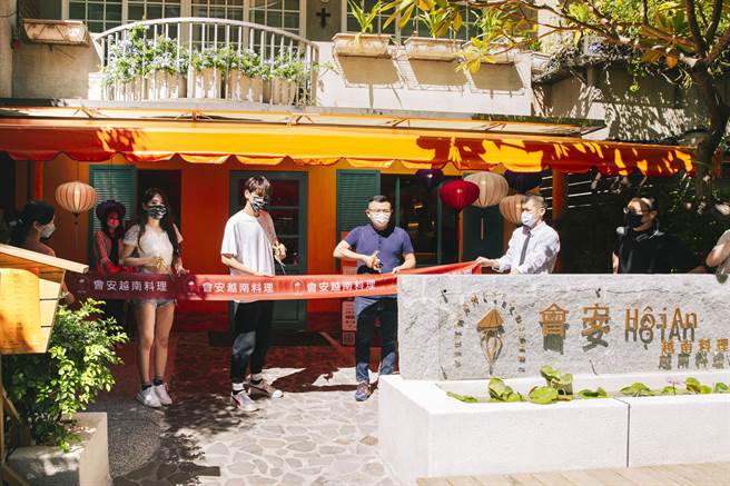 陈零九今在台北东区开餐厅，女友呼呼陪同出席开幕剪彩。（会安越南料理提供）