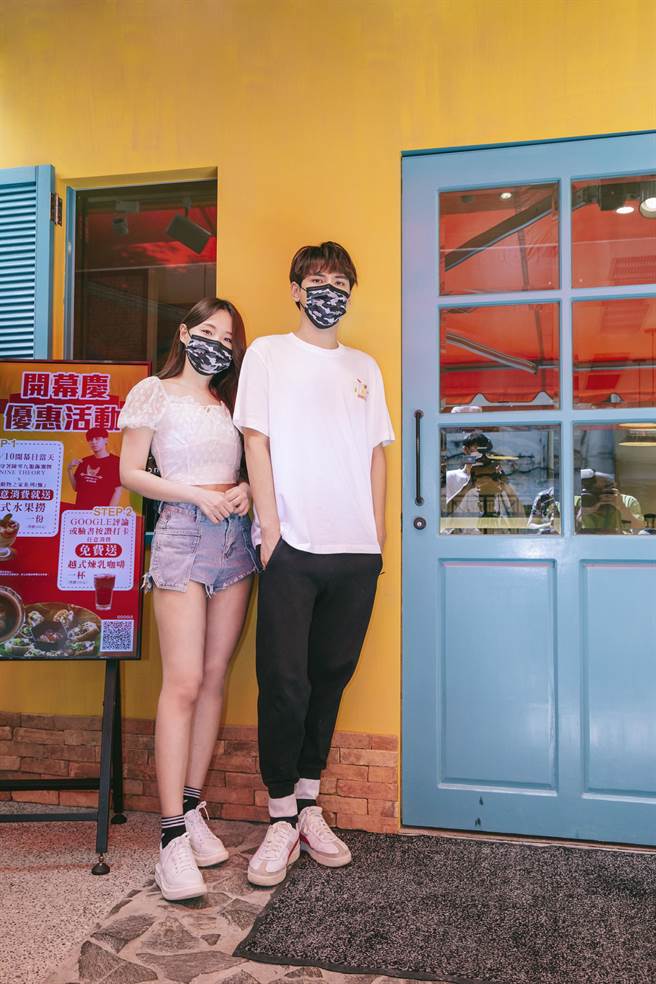 陈零九今在台北东区开餐厅，女友呼呼陪同出席开幕剪彩。（会安越南料理提供）