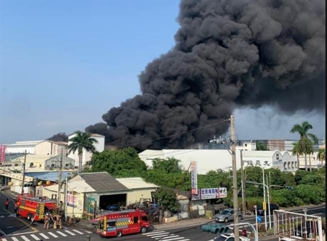 台南市仁德区中山路一家生产瑜珈垫工厂今下午近2时传出火警。（翻摄记者爆料网）