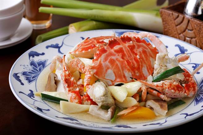 季节时蔬炒万里蟹，有别以往的清蒸万里蟹，清爽香气更令人垂涎三尺。（渔业处提供）