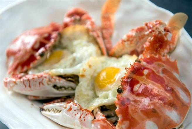 麻油蛋花蟹，麻油香气配上万里蟹咸香滋味，浓郁的荷包蛋，蛋香咸香麻油香三位一体。（渔业处提供）