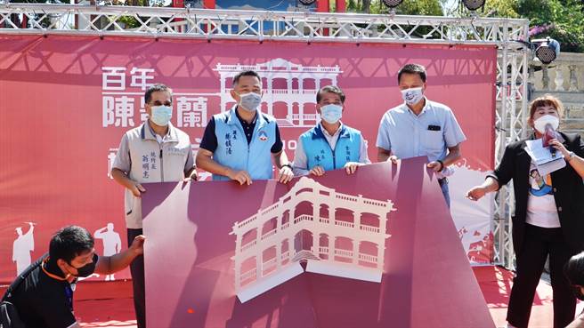 杨镇浯县长和金湖镇长陈文顾出席今天的纪念活动揭幕仪式。（金湖镇公所提供）