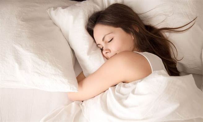 公认最好睡的姿势却最伤腰椎，太多人越睡越腰酸背痛，改一个小动作就OK。(示意图