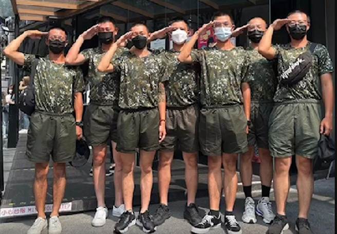 7名在陸軍第六軍團206旅完成「5+11」新制5個星期入伍訓的役男，街頭拍片紀念並上傳網路。（讀者提供）