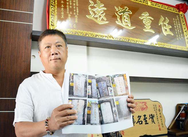 屏东县阿猴城慈善会理事长李明祺允诺，将协助500多位单身亡故荣民完成迁葬。（林和生摄）