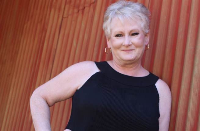 69歲地方媽媽蜜雪兒，為了養活患有心臟疾病的兒子，下海加入成人產業。(取自m70056推特)