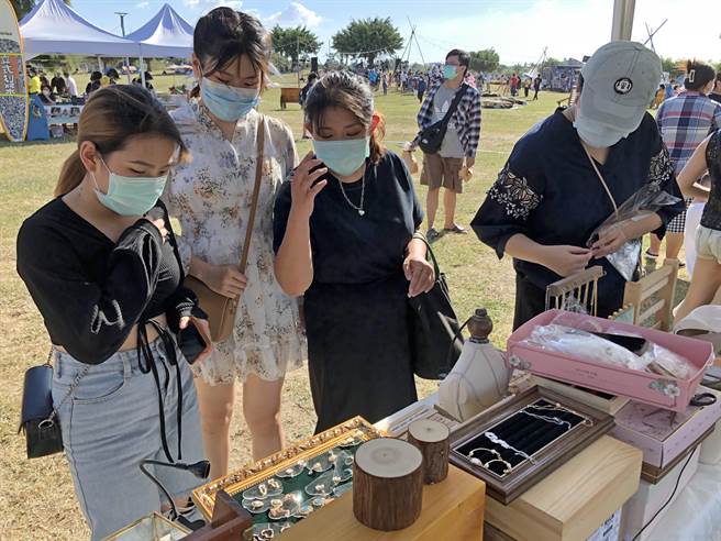 双十连假登场的〈金门湖畔野FUN市集〉，丰富多样的摊位吸引乡亲和游客来到。（李金生摄）