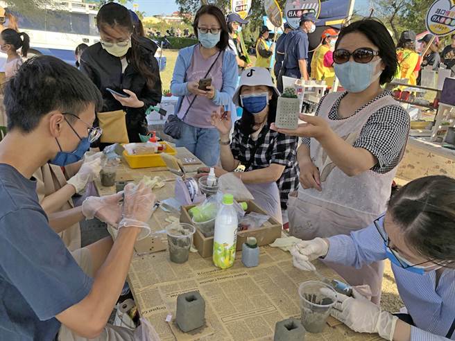 双十连假登场的〈金门湖畔野FUN市集〉，丰富多样的摊位吸引乡亲和游客来到。（李金生摄）