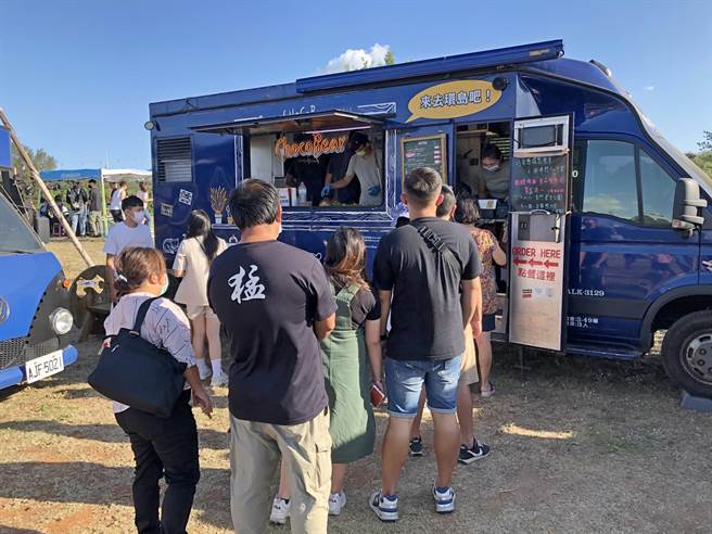 「湖畔野FUN市集」集结台湾15部排队「幽灵餐车」、在地20多家包括轻食、手作、文创、设计等特色摊商。（李金生摄）