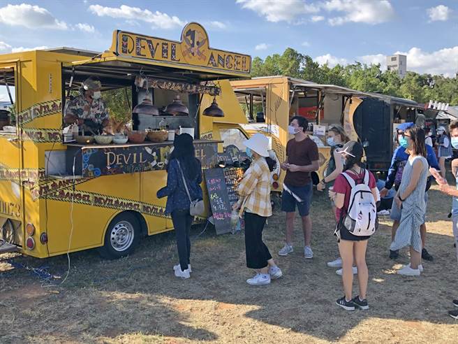 「湖畔野FUN市集」集结台湾15部排队「幽灵餐车」、在地20多家包括轻食、手作、文创、设计等特色摊商。（李金生摄）