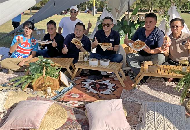 杨镇浯县长带领县府团队一起开心品尝排队美食。（李金生摄）