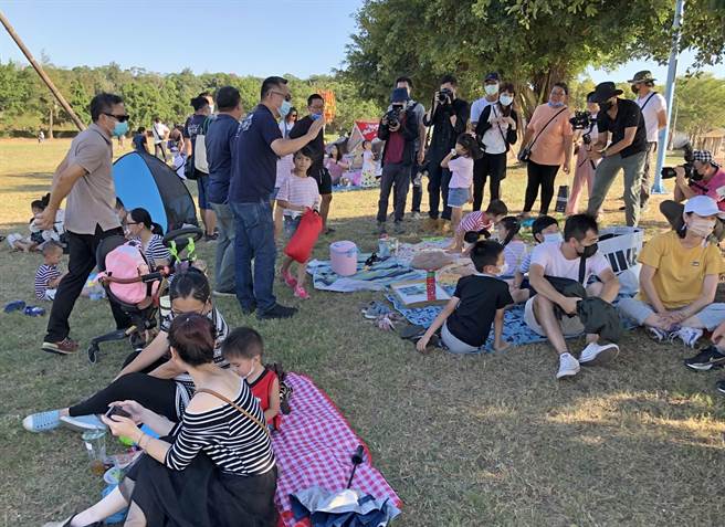 杨镇浯与乡亲开心打招呼，期待莒光湖共融式公园和「城镇之心」一带的游憩据点，可以提供乡亲更丰富、多样的休閒生活内涵。（李金生摄）