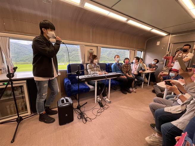 林亭翰（左起）、林隆璇父子合作为乘客献唱。（青田音乐提供）