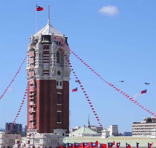 中华民国110年国庆，华视总经理庄丰嘉竟表示「为幽灵国庆生」，引发热议。图为10日国庆大会，陆军契努克运输直升机吊挂史上最大型国旗进场。（陈君玮摄）