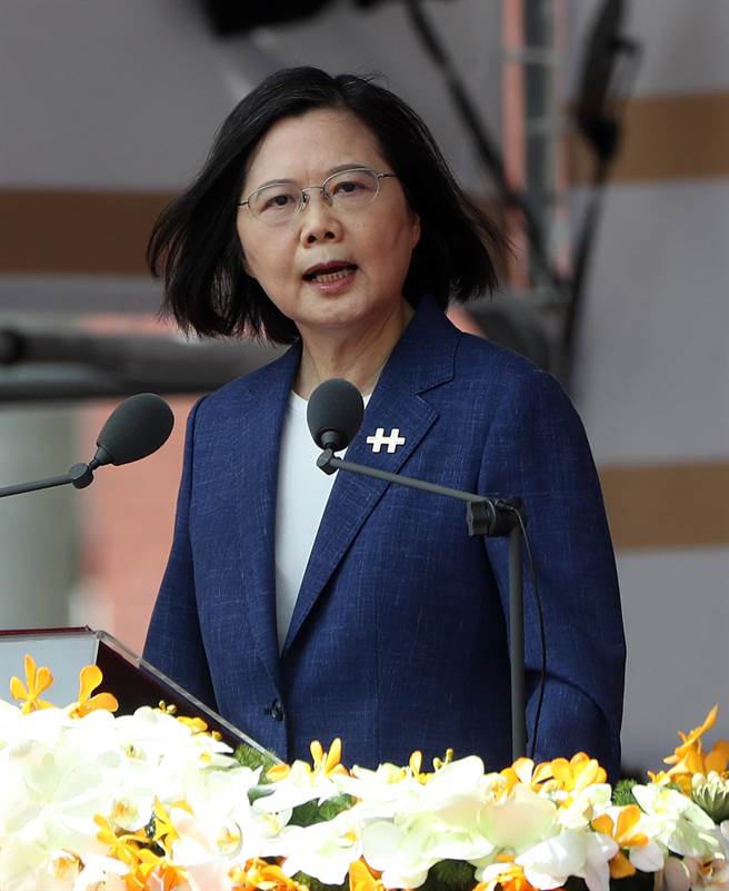 蔡英文总统发表国庆演说，提出四个坚持，坚持自由民主的宪政体制，坚持中华民国与中华人民共和国互不隶属，坚持主权不容侵犯併吞，坚持中华民国台湾的前途，必须遵循全体台湾人民的意志。引发「新两国论」争议。（刘宗龙摄）