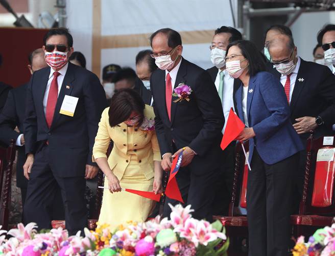 蔡英文总统推动「两国论」升级版的维持现状，距离游锡堃所称的「国家正常化」还相差十万八千里。（刘宗龙摄）