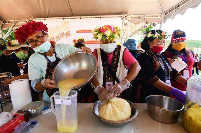 台东县金峰乡10日举办小米酒酿酒竞赛，现场弥漫浓郁的酒香。（庄哲权摄）  