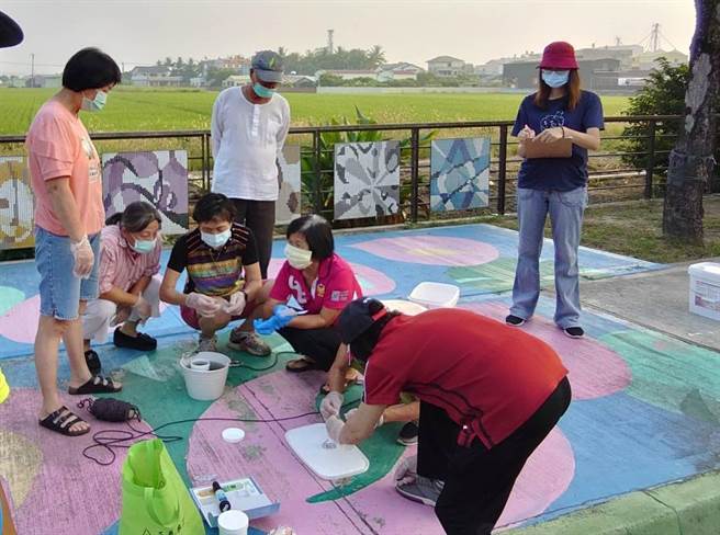 台南市六甲区林凤社区推出菁埔埤生态体验游程，要游客来帮忙检测水质、观察埤塘生态。（台南市六甲区林凤社区提供／刘秀芬台南传真）