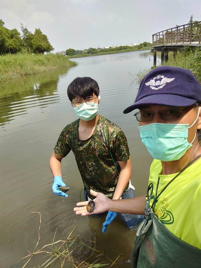 台南市六甲区林凤社区推出菁埔埤生态体验游程，要游客来帮忙检测水质、观察埤塘生态。（台南市六甲区林凤社区提供／刘秀芬台南传真）