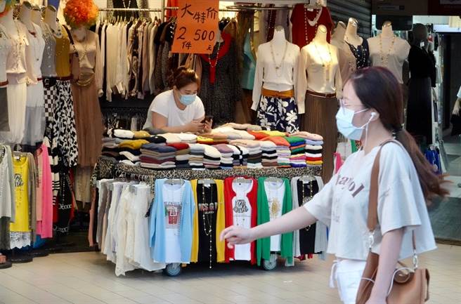 明年元旦起基本工资调涨5.21%，但多项保险费用也跟着涨。（陈信翰摄）