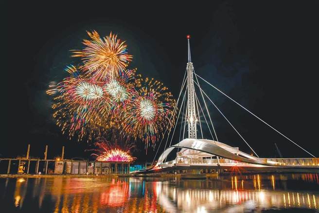 国庆焰火今年在港都登场。（高市府提供／柯宗纬高雄传真）
