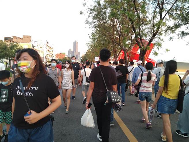 国庆焰火重返高雄，下午3点半后就有大量人潮涌入港湾。(林雅惠摄)

