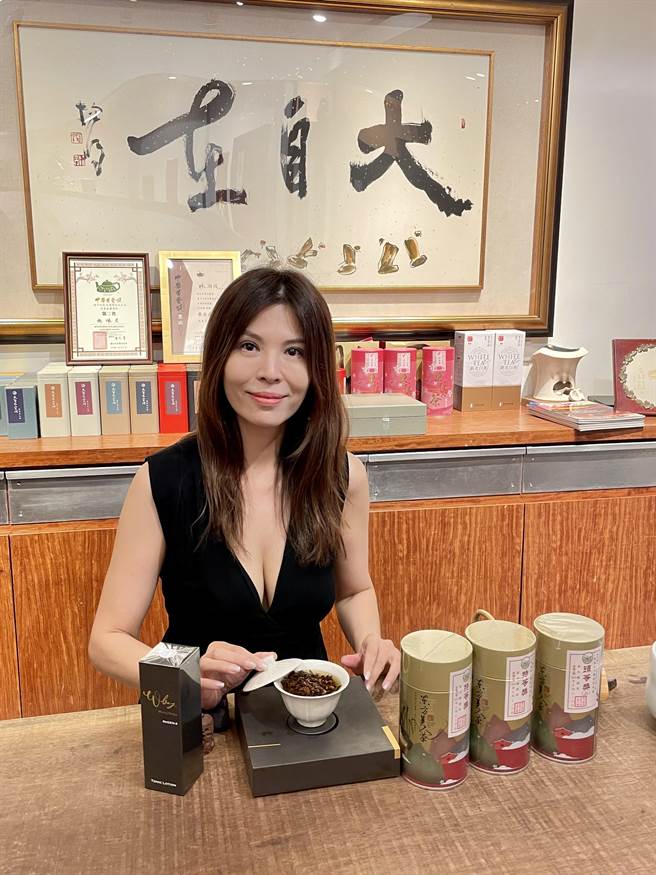 王百瑜为「大自在生活」茶行站台，品嚐每斤30万的东方美人茶。（林淑娟摄）