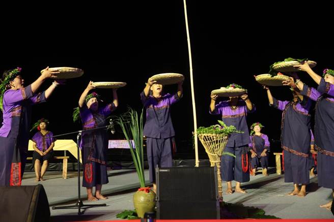 大满舞团表演「夜祭」，为高雄国庆焰火活动揭开序幕。(林雅惠摄)