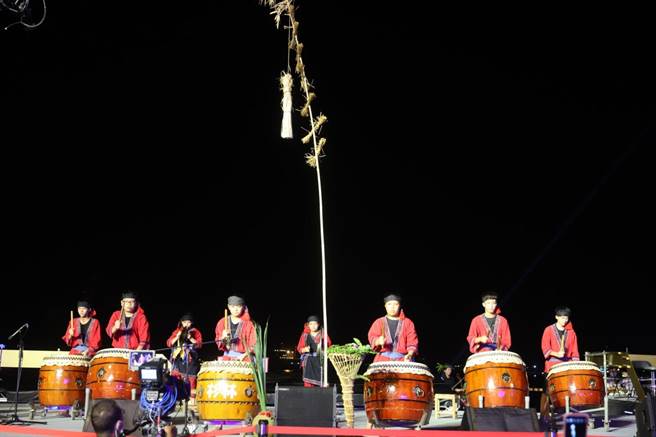 大满舞团表演「夜祭」，为高雄国庆焰火活动揭开序幕。(林雅惠摄)