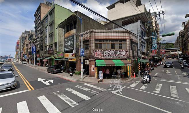 一名駕駛大型重機的40多歲吳姓男騎士，10日晚間6時許行經基隆市仁愛區忠三路時，疑似闖紅燈右轉孝二路，發生車禍。（摘自Google Map）