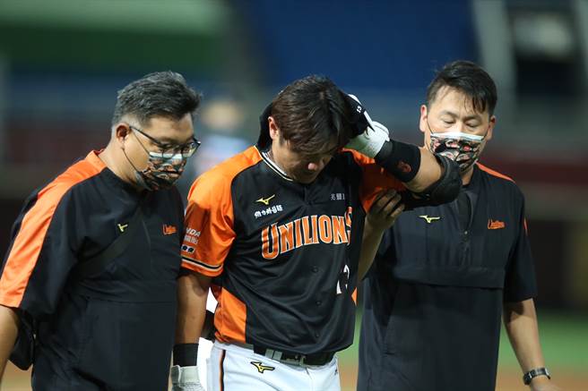 統一獅陳鏞基（中）第2打席挨頭部觸身球退場。（陳怡誠攝）