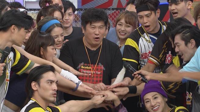 胡瓜举办舞蹈PK赛 。（民视提供）