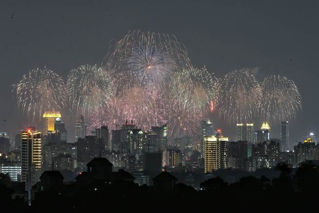 國慶煙火10日在高雄釋放，雖然一度延遲，但足達半小時的絢爛色彩與盛大場面，搭著一勾上弦月，讓民眾直呼過癮。（杜宜諳攝）