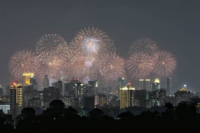 國慶煙火10日在高雄釋放，雖然一度延遲，但足達半小時的絢爛色彩與盛大場面，搭著一勾上弦月，讓民眾直呼過癮。（杜宜諳攝）