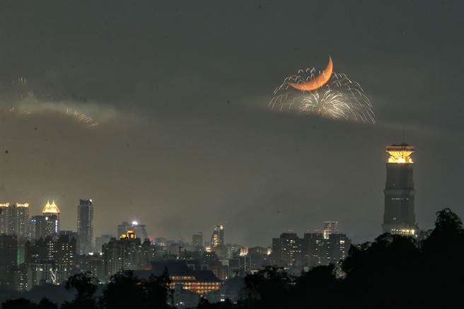 國慶煙火10日在高雄釋放，雖然一度延遲，但足達半小時的絢爛色彩與盛大場面，搭著一勾上弦月，讓民眾直呼過癮。（杜宜諳攝）