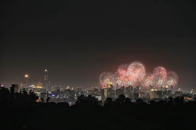 國慶煙火10日在高雄釋放，雖然一度延遲，但足達半小時的絢爛色彩與盛大場面，搭著一勾上弦月，讓民眾直呼過癮。（杜宜諳攝）