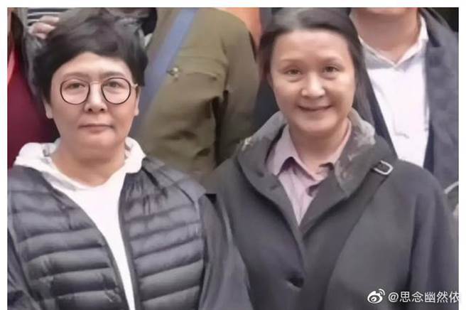 64歲方舒（右）外型已有歲月痕跡。（圖／微博）