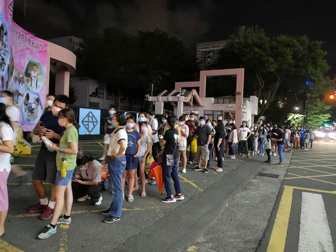 超级夸张！有网友拍到要前往高雄瑞丰夜市的路上，竟然有一群人在排队。(图/截自瑞丰夜市官网脸书)