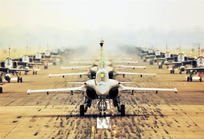 專家表示，他不認為印度有能力因應中巴的兩面進攻。圖為印度空軍戰機進行「大象走路」。（圖／印度空軍臉書）
