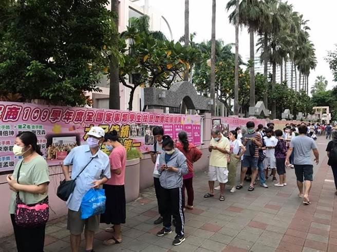 太夸张！天还没黑瑞丰夜市惊现排队人龙，背后原因曝光。(图/截自瑞丰夜市官网)