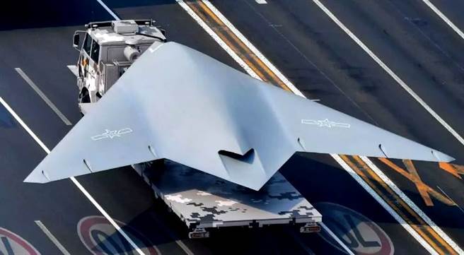 由前一款「利劍」無人機改進而來的攻擊-11很可能是未來海空對航母作戰的關鍵裝備之一，不僅能登上新航母，也會是076兩棲攻擊艦的核心艦載機。（圖／新華社）