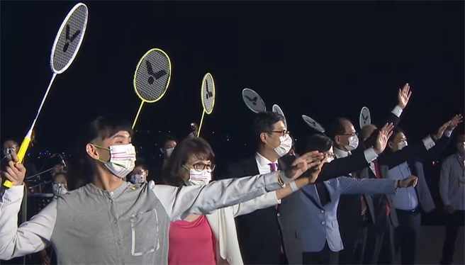 国庆焰火今晚在高雄登场，图为眾人挥拍点燃国庆烟火。(截自影片)