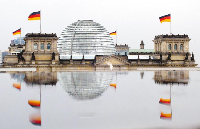 柏林反地产巨兽图╱美联社