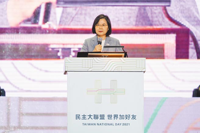 府方人士表示，蔡英文总统今天国庆演讲主题为「共识化分歧，团结守台湾」，内容将分五部分。图为蔡英文总统昨到空军新竹基地参加国庆晚会，表示会努力坚守民主自由的前线。（新竹市府提供／邱立雅竹市传真）