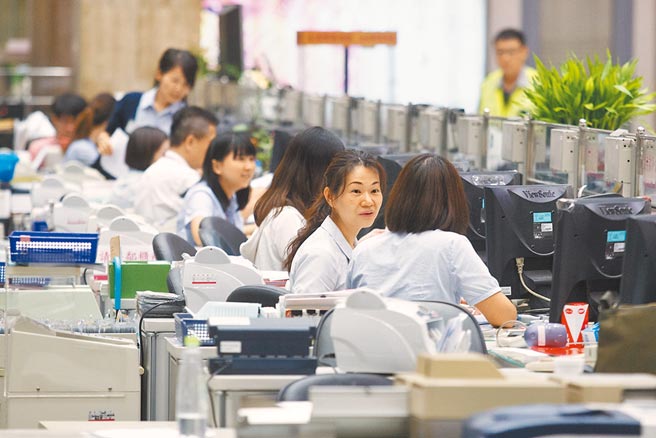 传明年军公教调薪幅度可望逾3％，有望接近4％，将成为近25年来最高纪录。图为台银员工工作情形。（本报资料照片）