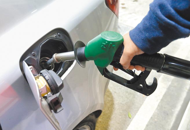 圖為民眾前往加油站加油。（本報資料照片）