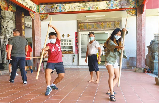 屏东大学学生走入社区蹲点，并体验当地传统技艺，为社区带来产业永续。（屏大提供／林和生屏东传真）