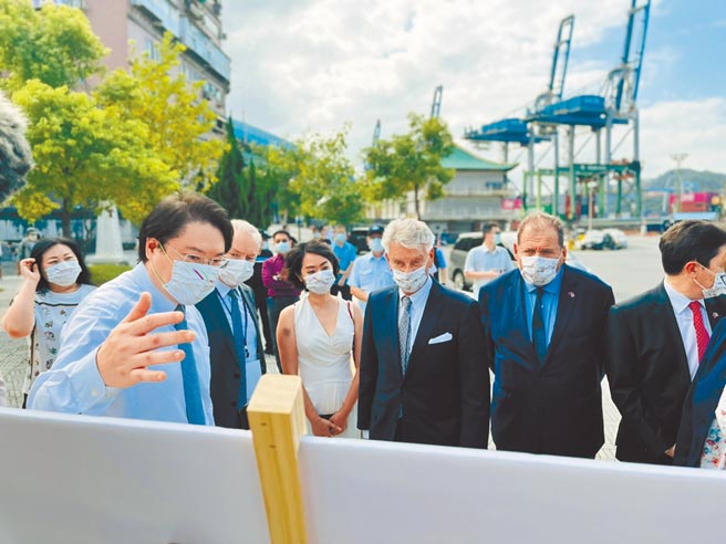 基隆市長林右昌（左）9日邀集法國參議院外交訪問團等貴賓，出席沙灣歷史文化園區啟用活動記者會。（張穎齊攝）