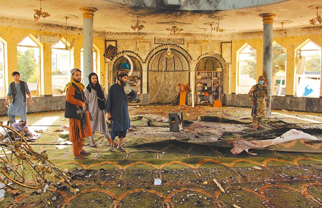 阿富汗北部昆都兹市一座什叶派清真寺8日发生自杀式炸弹攻击后，满地散落碎片，清真寺的天花板被烧成了黑色。（新华社）