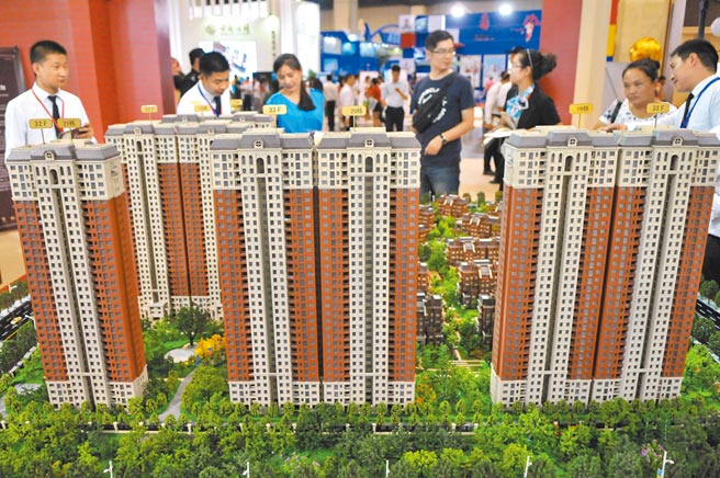 今年大陆房市变冷，不见过往的「金九银十」热度。图为河南郑州民眾在售屋处看房。（新华社）